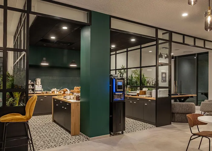 Kyriad Lyon Ouest Hotel 3*