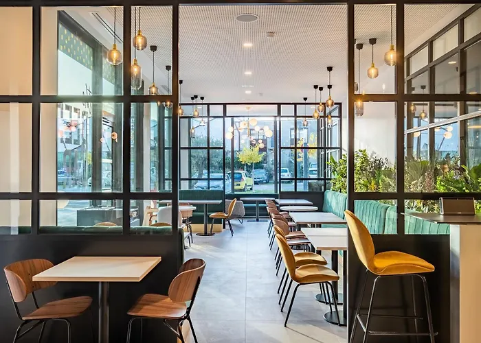 Kyriad Lyon Ouest Hotel 3*