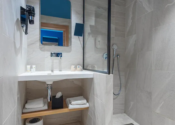 Kyriad Lyon Ouest Hotel 3*
